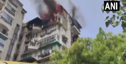 द्वारका के फ्लैट में लगी भीषण आग, पिता ने दो बच्चों के साथ लगाई छलांग, तीनों की मौत